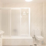 Cuarto de baño blanco en apartamento