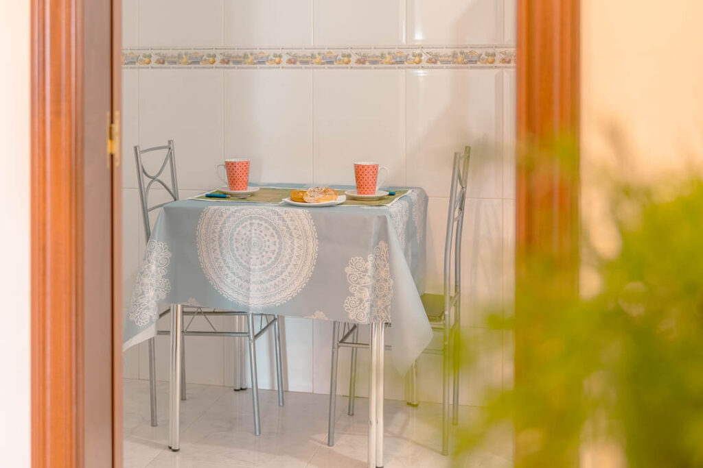 Apartamento cuarto derecha - Mesa cocina desde pasillo