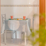 Apartamento cuarto derecha - Mesa cocina desde pasillo