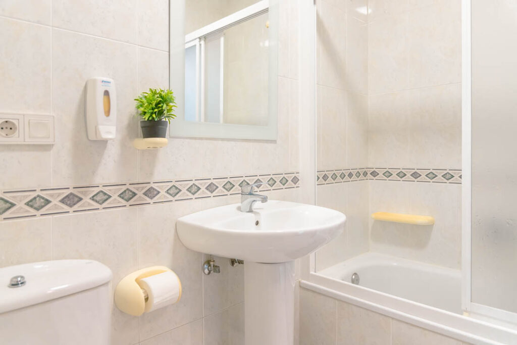 Apartamento cuarto derecha - Baño
