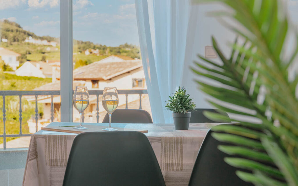 Apartamento cuarto izquierda - Mesa en salón