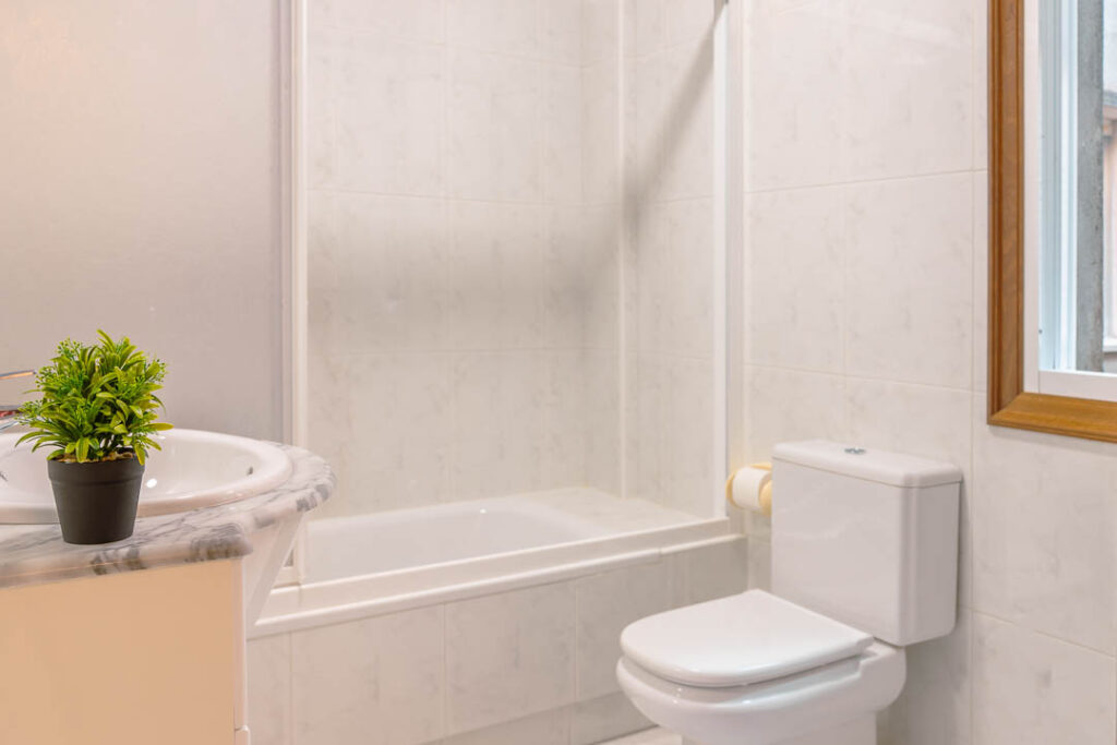 Apartamento cuarto izquierda - Baño
