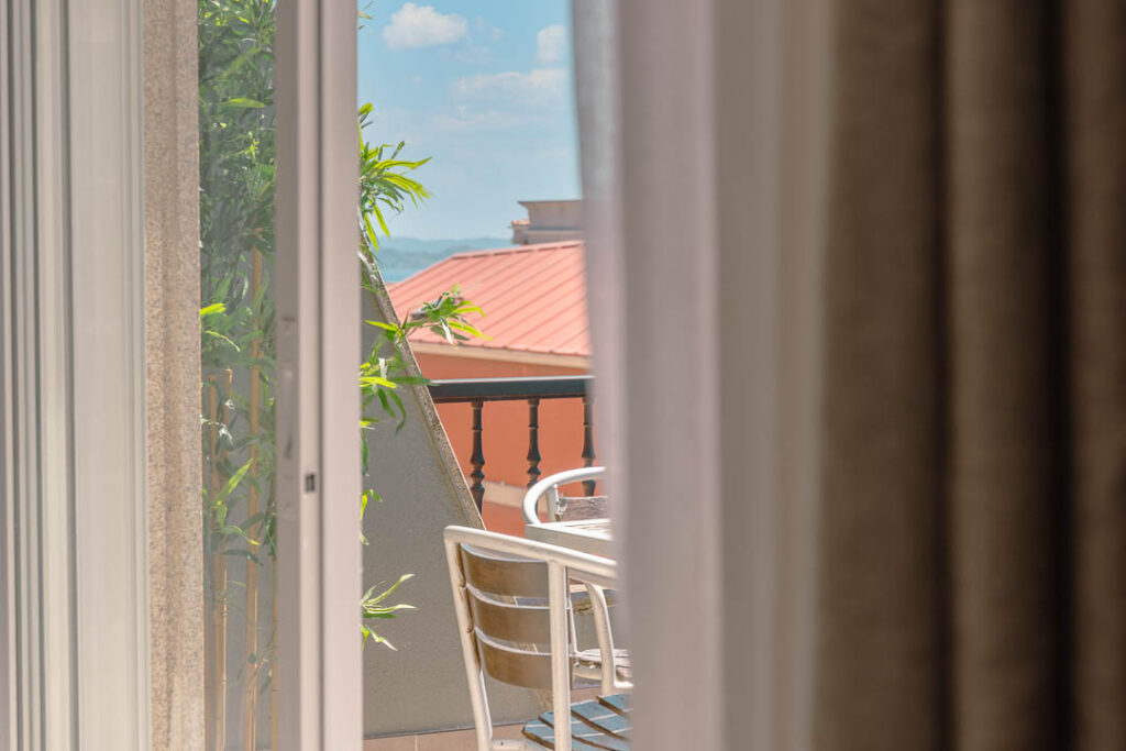 Mesa exterior en terraza cortina