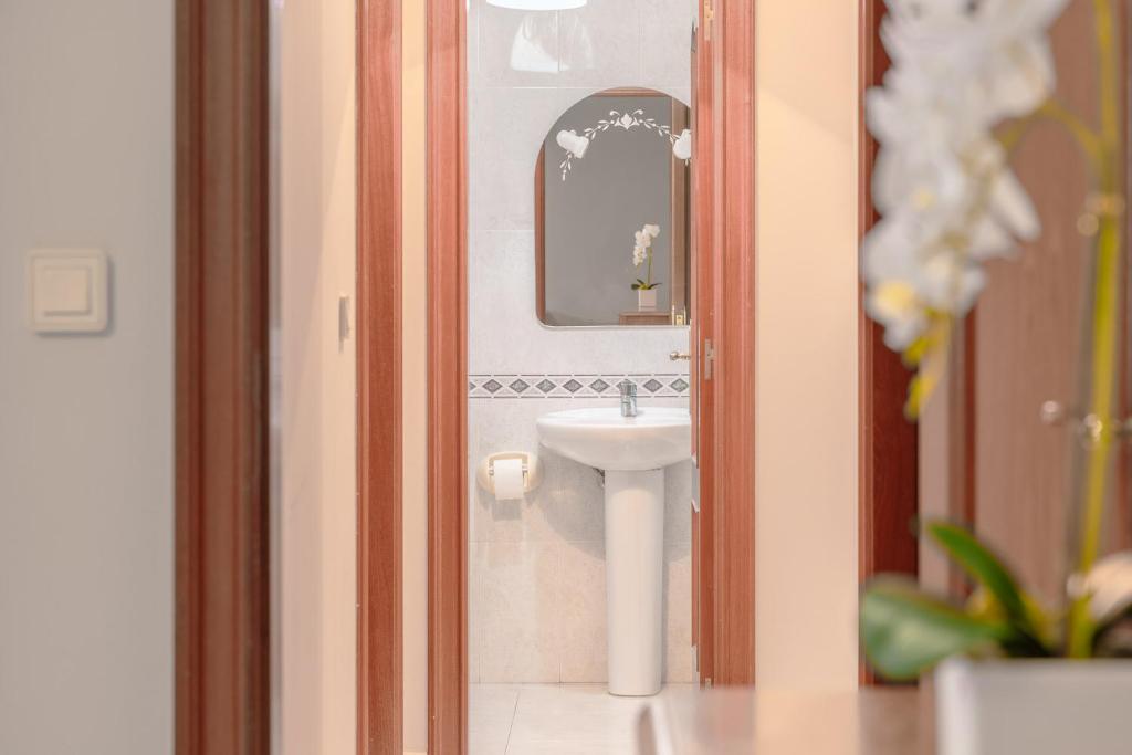 Cuarto de baño desde habitación con planta