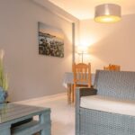 Salón con mesa de palet artesanal