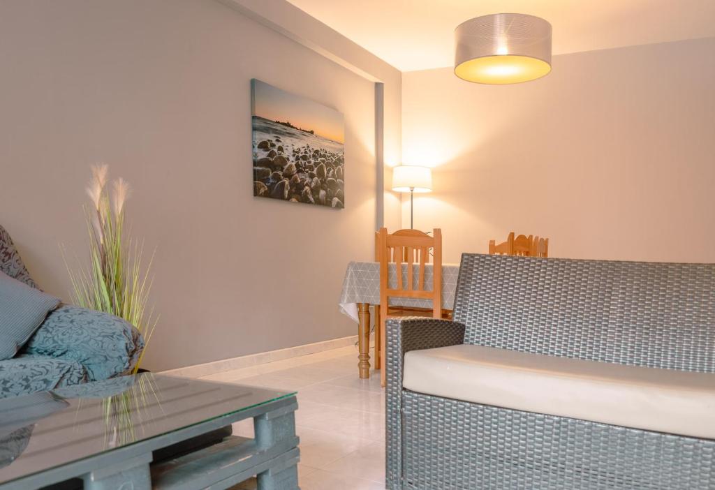 Salón con mesa de palet artesanal