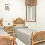 camas gemelas habitación interior