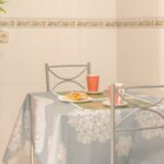 Desayuna en cocina con planta