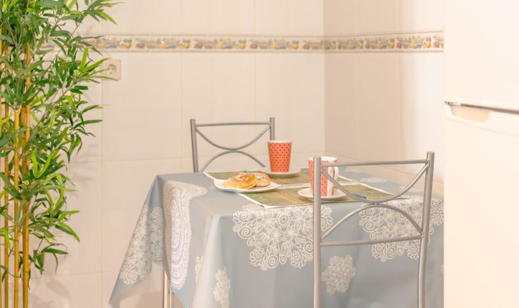 Desayuna en cocina con planta