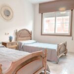 Camas gemelas en habitación