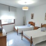 Camas gemelas apartamento con cuadros