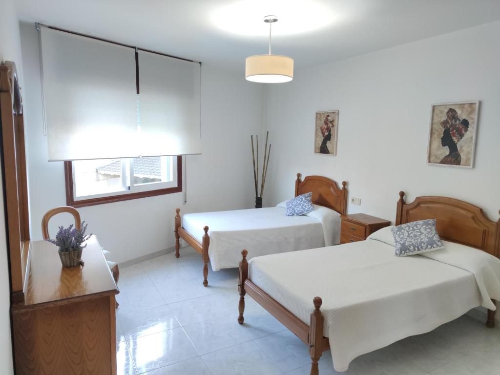 Camas gemelas apartamento con cuadros